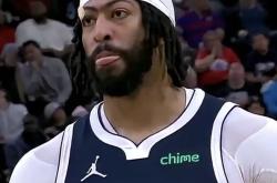 开云体育-包含浓眉哥迎来五赛季高光表现，加拿大队球迷沸腾！的词条