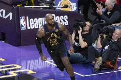 开云-字母哥连续三场比赛得分超过突破纪录，曼联挑战极限！的简单介绍